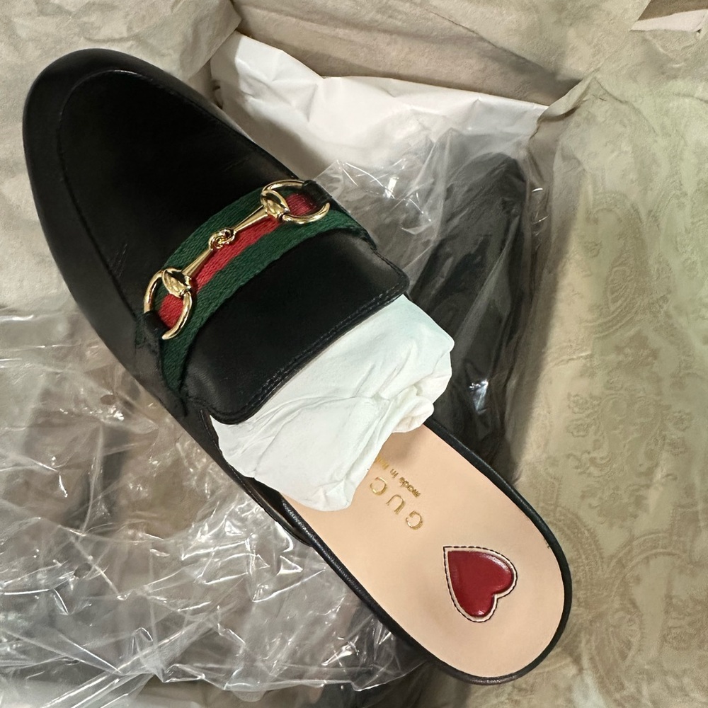 Gucci Black Leather Loafers with Green and Red Stripes